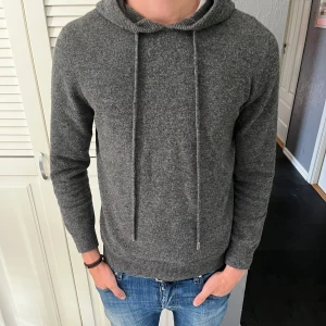 Kashmir hoodie - Säljer denna feta Kashmir hoodie, fint skick och ej använd särskilt mycket. Strl M och sitter något tajt på mig som är 185 och väger ca 70kg.