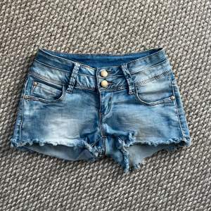 Säljer snygga jeans shorts 🤗🤗 Skriv för fler frågor eller bilder ❤️