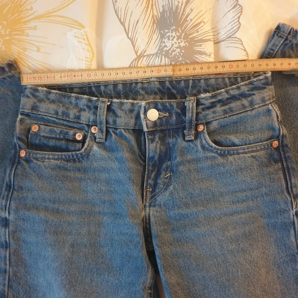 Supersnygga lowwaist straightleg jeans från Weekday som tyvärr är för små för mig. Obs: Finns en liten lagning under gylfen (se bild 3), som knappt syns när de sitter på. Midjemått ca 34-35cm. Innerbenslängd 78cm. Står storlek 23/32. Nypris 590kr. . Jeans & Byxor.