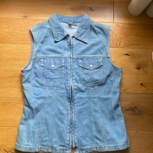 Jeansväst - Köpt second hand i ny skick. Säljer då den tyvärr är för stor💓