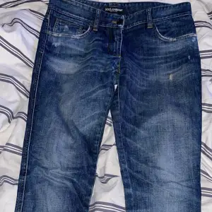 Intressekoll på mina jeans i slim fit av märket Dolce & Gabbana. Ny pris på dessa runt 4000-8000kr. Köpt på NK, kvittot är bortslarvat. Kom med bud och skriv vid frågor! 