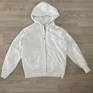 Uniqlo ziphoodie - Härlig tröja med snygg passform. Bra skick och inga skavanker. YKK dragkedja.