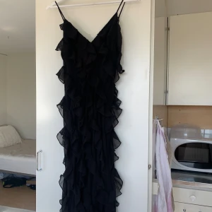 Klänning - Säljer denna fina å snygga klänningen. Helt ny med prislapp på. 