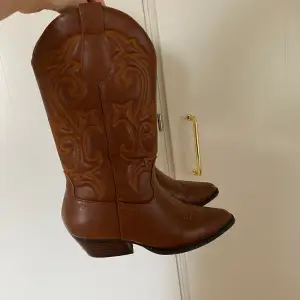 Trendiga cowboy boots i perfekt skick. Använda endast en gång på ett bröllop. Passar superbra till allt. Köpta för 700kr. Pris kan absolut diskuteras
