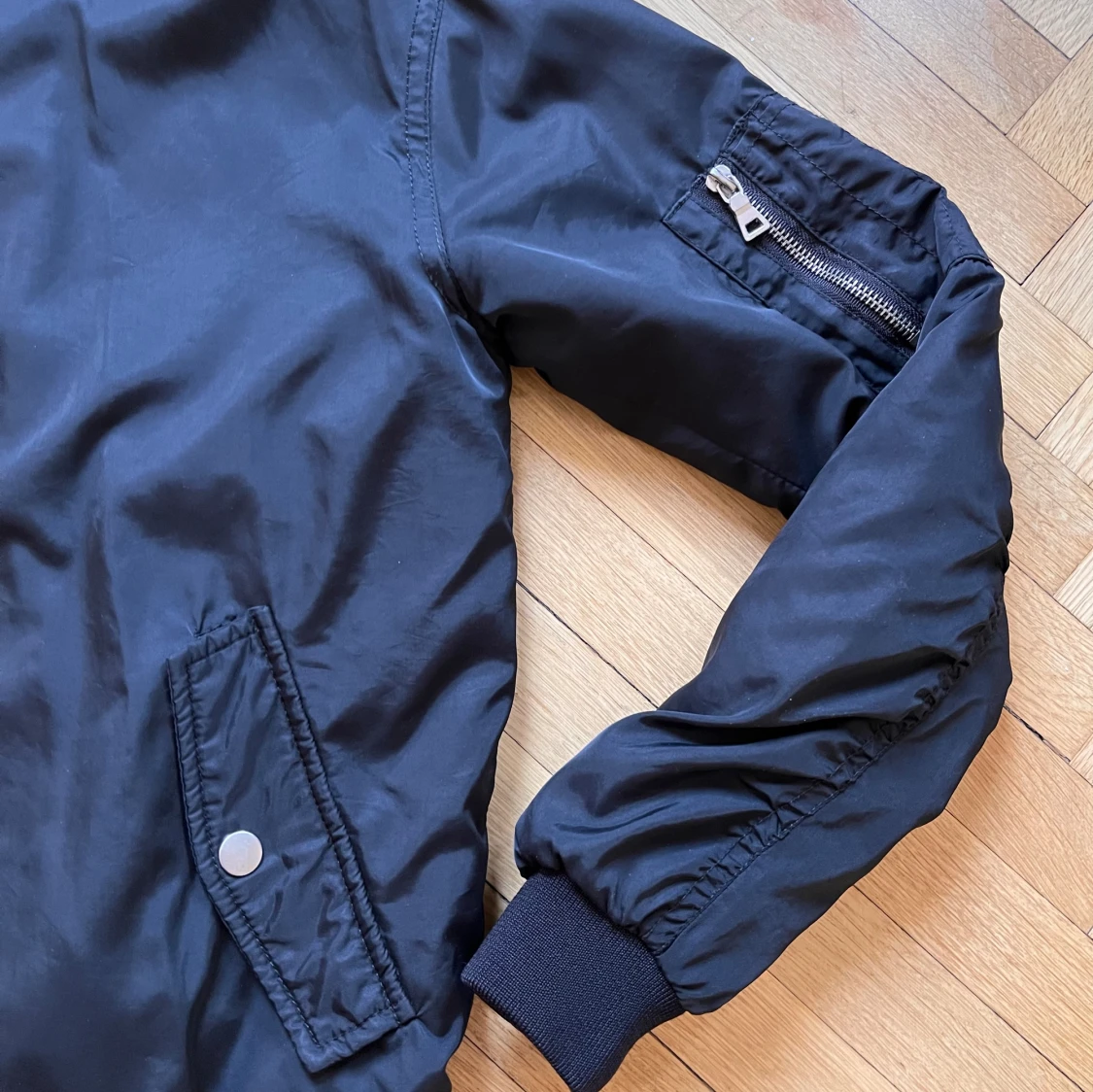 Svart bomberjacka från Junkyard - 93