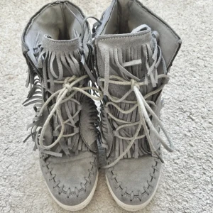 Fransskor casedei  - Casedei och isabel marant liknande fransskor i toppen skick. Köpt på Plick, säljer då dem inte kommer till användning. Pris kan diskuteras.