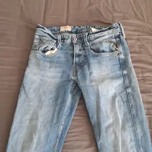 Säljer nu mina Replay Anbass Jeans pg av att dom är för små och kan ej skicka tbx dom skick 9,5 av 10