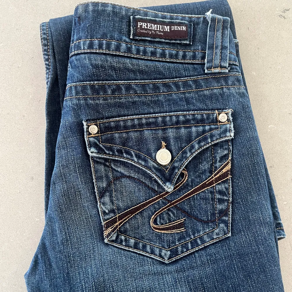 Supersnygga bootcut jeans som tyvärr för små för mig, skulle gissa att stl är xs!💕innerbenslängd 79cm, midjemått 37cm💕. Jeans & Byxor.