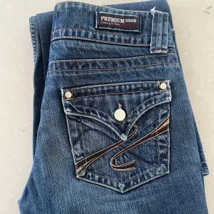 Supersnygga bootcut jeans som tyvärr för små för mig, skulle gissa att stl är xs!💕innerbenslängd 79cm, midjemått 37cm💕