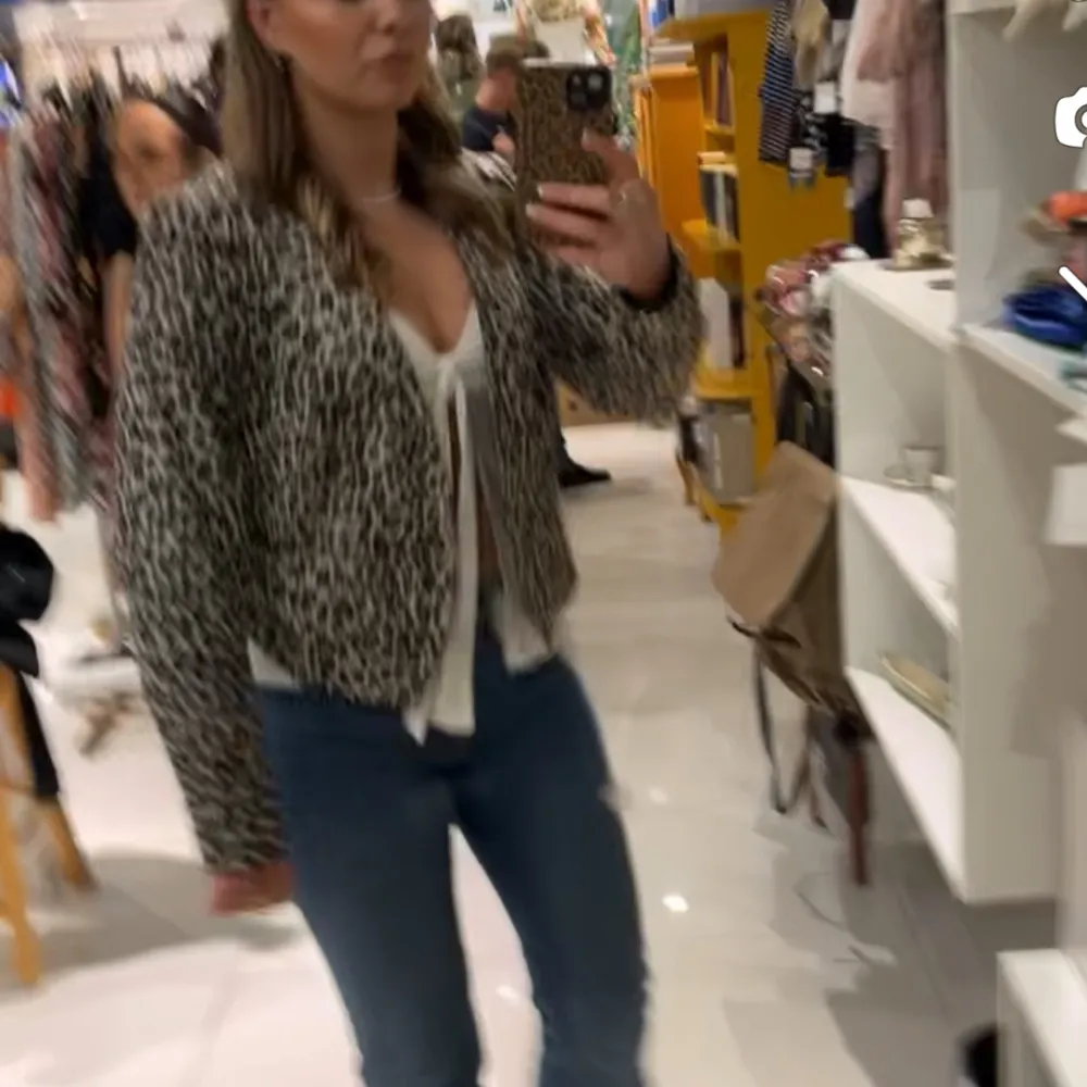 Leopard kofta / jacka, Storlek M och är från Alice Bizous. Säljs för 250kr + frakt! . Jackor.