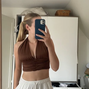 Brun festtopp från Bik Bok - Jättefin brun festtopp från Bik Bok som är öppen i ryggen, Storlek S