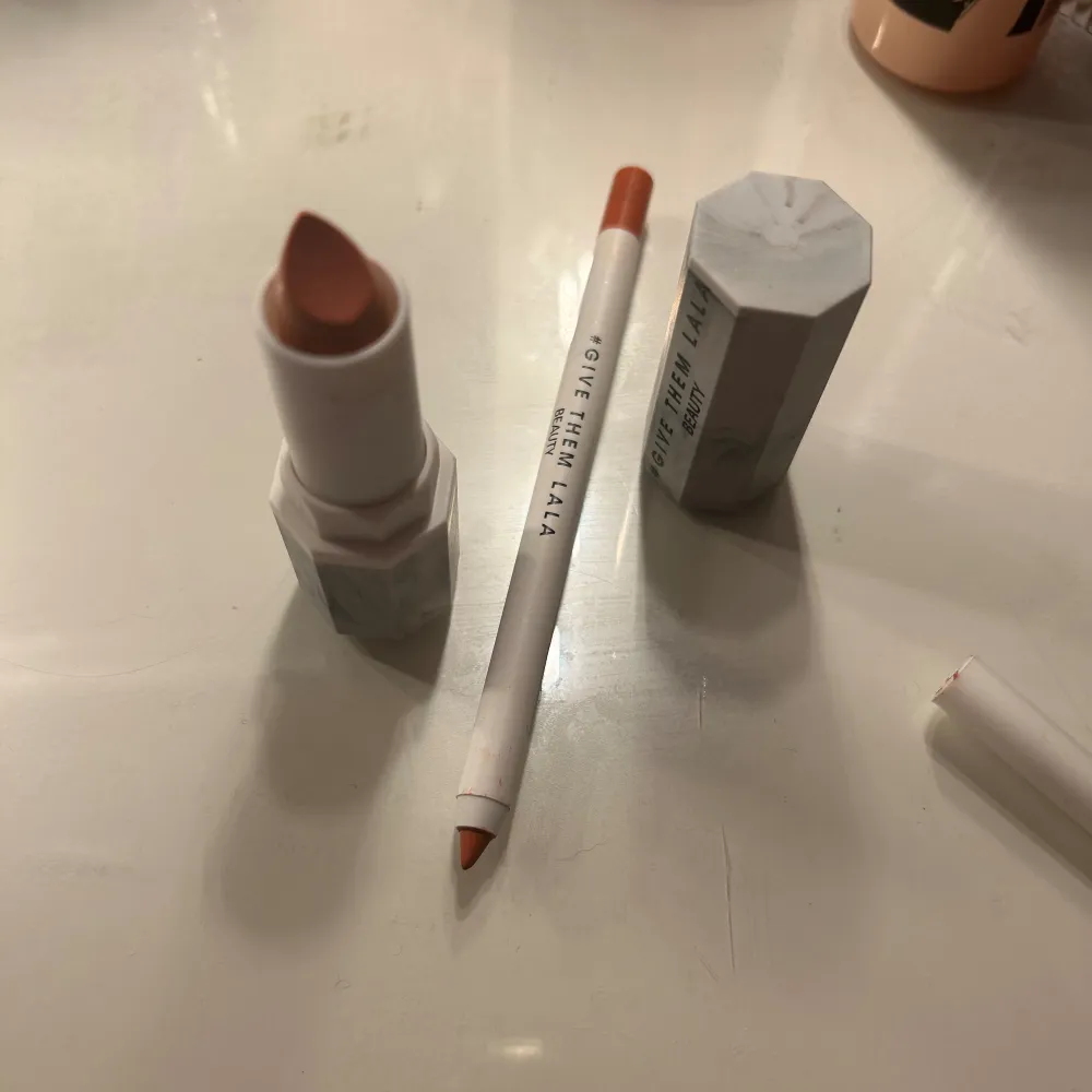 Lip duo som aldrig är använd då det inte är min färg riktigt. 🤍 (Endast testad på handflatan!!). 🤍 Nypris 304kr. 🤍. Accessoarer.