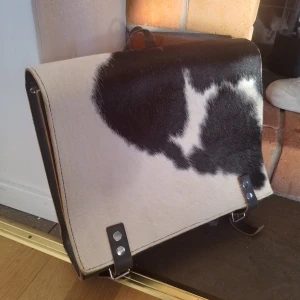 Aruzzi Taugo ryggsäck cowhide - Väska från Aruzzi Taugo Annaberg. Tysk tillverkare som gjort samarbete med bl a Commes des Garcon mfl. En otroligt välgjord väska i både material och hantverk. Mått 31 x 37 x 12 cm. Sparsamt använd och i fint skick. Nypriset är 4000kr.