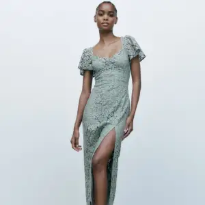 Finaste klänningen i grön spets ifrån Zara. Storlek XL ny med lapp 
