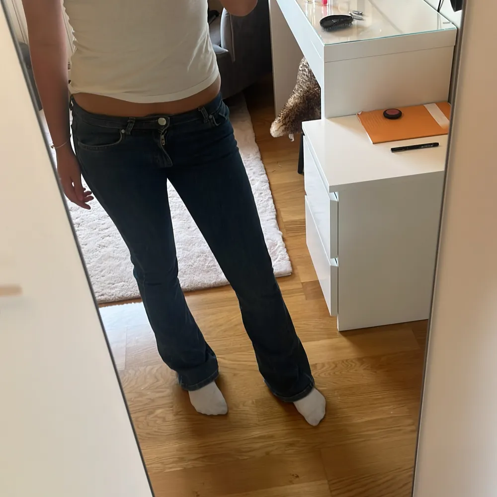 Lågmidjade jeans. Minns tyvärr inte var jag köpte jeansen men de är fint skick!💕💕 Mått: Midja rakt över: 32,5  Innerbenslängd: 78. Jeans & Byxor.