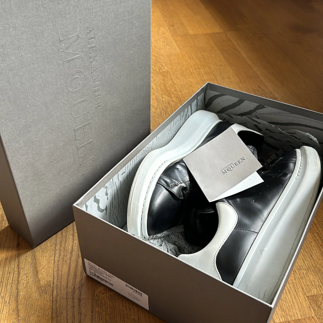 Alexander Mqueen skor  - 92