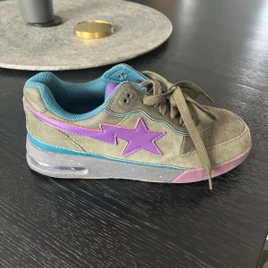 säljer Bape Bapests skor som jag fick för små använde dom under 5 gånger och sedan bara legat i mitt rum *OBS* märket är inte supreme   - bra skick bekväma att gå med och rena 