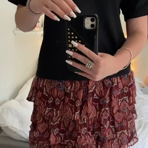 Volangkjol från Lindex - Säljer den för jättefina volangkjolen från Lindex! Köptes förra året har har använts sparsamt. Strl 146/152 men passar mig perfekt som brukar ha XS/S! 💓