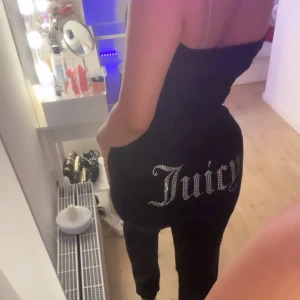 Juicy Byxor  - Juicy Byxor, Det är riktiga juicy byxor så de är rätt så dyra, men använder inte längre och de är använda så säljer för bra pris🫶🏻