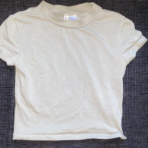 Kort t-shirt - Grön magtröja i storlek S från h&m. Helt oavnvänd.