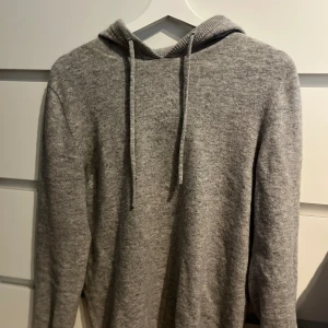 Kasmir hoodie  - Tja! Säljer en väldigt fin och fräsch Kashmir hoodie.  Inga defekter alls!   Storlek XS/S.  Ny pris: 1499kr Mitt pris: 899kr   Använd runt 5 gånger.   Extra snören och extra detaljer till hoodien tillkommer även. 