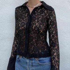 Laceskjorta  - Skjorta i spets med långa ärmar och krage. Oanvänd och inköpt för 700:-. 