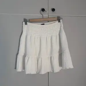 säljer en jättefin vit kjol från Gina Tricot!! Använd ett fåtal gånger!💗 Strk M men är mer lik S