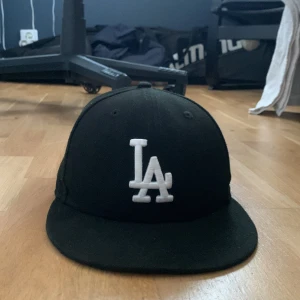 LA Keps - Säljer min LA Keps för jag har slutat använda keps. Storleken är 53,9 cm o passar åldrar mellan 11 år och 14 år. Bra skick och inte trasig.