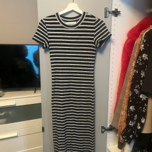 Forever21 klänning  - Forever 21 klänning, storlek S, nyskick, fraktas samma dag!