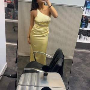 Balklänning  - En underbar lång silkesliknande klänning, perfekt till balen eller andra sittningar. Fin ljusgul/ pastellfärg. Inte använd men köpt på Plick!💛. Från bubbelroom (samarbete med Nicole Falciani)❤️ Köpt för 999kr