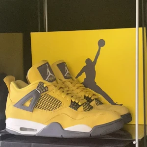 Jordan 4 lightning  - 🌩️Jordan 4 lightning 🌩️ dem är även äkta. Säljer då jag behöver pengar. Använd i 2 veckor varsamt 🍀äkta🍀 ✨box och kvitto tillkommer ✨ 🐝pris kan diskuteras vid snabb affär 🐝 🫡kan mötas up i Halmstad 🫡🔃kan byta mot andra Jordan 4or🔃 