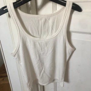 Vitt linne - Vitt ribbat linne. Aldrig använt! 30kr+frakt🎀
