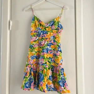 Klänning - Kort klänning från Zara Köpt för 399kr  Använd 2 gånger  🌸🌸