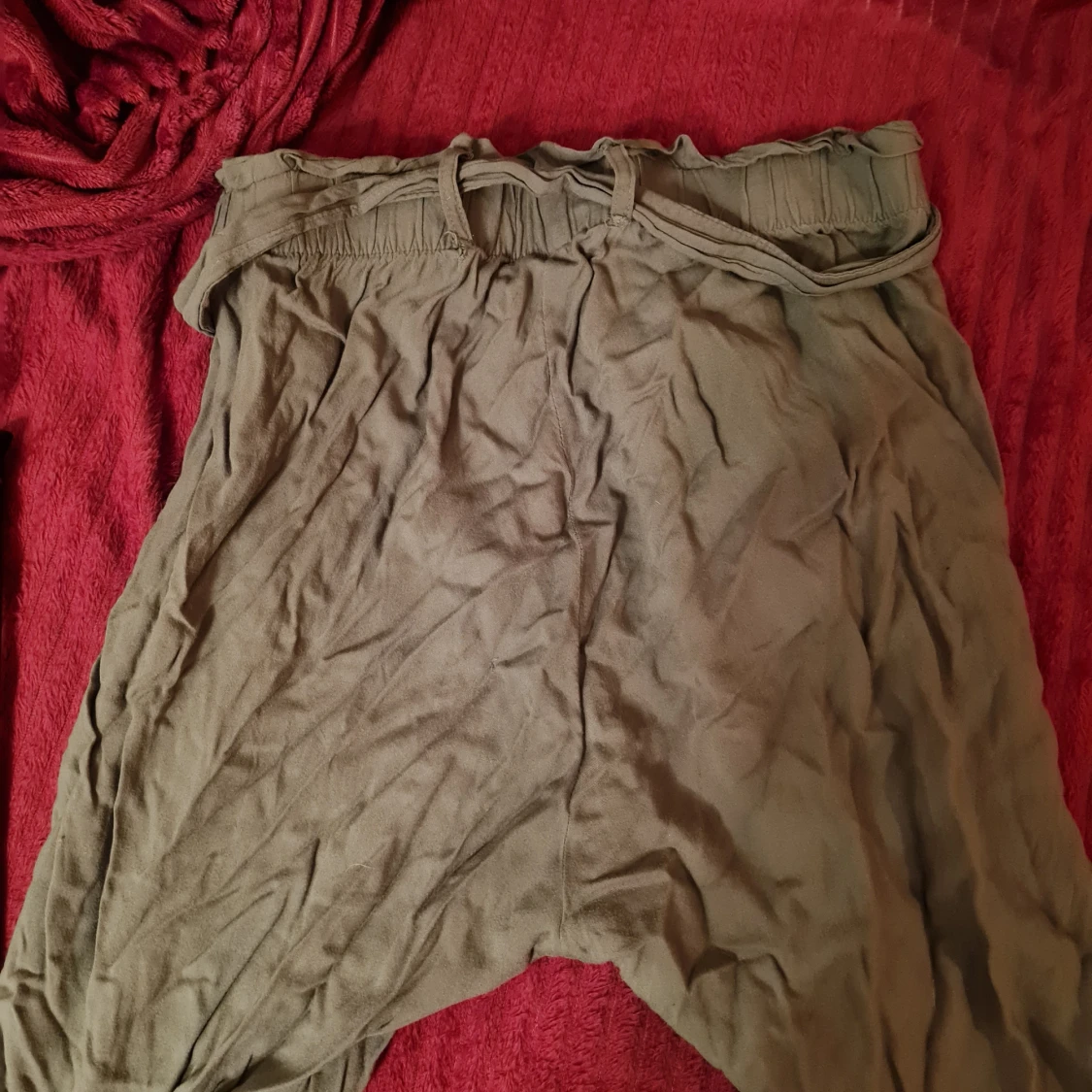 Khakigröna långbyxor  - 91