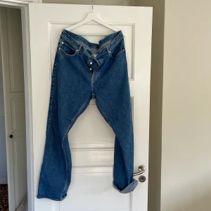 Loosefit jeans från Arket - Feta loosefit jeans från arket. Bra skick.  Köpt på plick, men för stora och baggy för mig.  Nypris 1000 kr