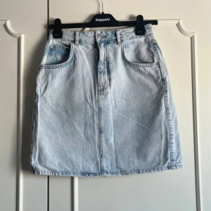 Jeanskjol  - Väldigt fin och elegant jeans kjol🩷passar bara i storleken. Kjolen går till strax ovanför knäna.  Ställ frågor om ni undrar över något!!😊