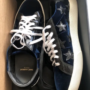 Saint Laurent skor  - Säljer mina dojor då dem ligger bara ligger i garderoben, dem är storlek 41 och är i nyskick jag skulle säga 9,5/10 det är en relativt ovanlig sko. 3199kr går att förhandla lite