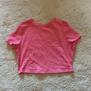 Cropped t shirt - Stl xs, mer skrikig rosa i verkligheten 