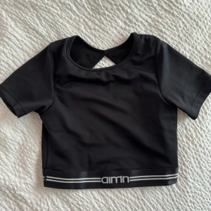 Aimn träningstopp - Croppad träningstopp med öppen rygg från aim’n. 