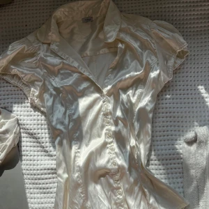 Vintage Sidenblus - Såå fin sidenblus från 90-talet! Mycket bra kvalite, passar mig bra som brukar ha S💓