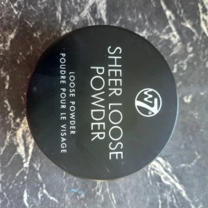 Puder  - Säljer ett helt nytt och fullt puder från w7. Endast testad! Säljer den för 30kr + frakt! 