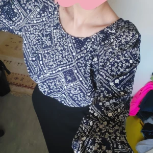 Somrig marinblå topp  - Somrig topp från hm, passar så bra med sommarkjolar. Jag samlar till min brorsas student kontakta mig omgående vid intresse. 