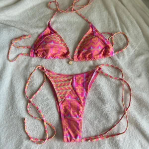 Bikini - Bikini, oanvänd. Plomberingen kvar. Storlek XS. Skriv privat för fler frågor eller bilder 🩷110kr inklusive frakt postat via frimärken!