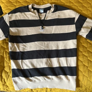 Puma sweatshirt/q zip - Skön sweatshirt/quarter zip. Skick 7,5 av 10. Den är använd men har inga defekter. Hör gärna av er vid frågor.