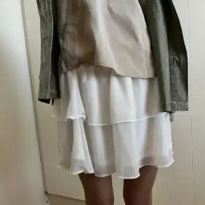 Söt kjol, köp direkt för 180+frakt :) passar xs och S då den är stretchig 