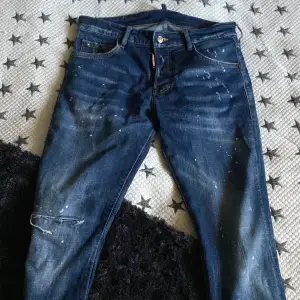 Äkta Dsquerd jeans inga skador allt bra skick använda ett par gånger säljer dom då jag inte vill ha dom mer   Pris kan diskuteras vid snabb affär 