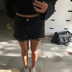 Zara shorts - Svarta zara shorts från Zara i storlek 38 som aldrig använts💕