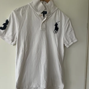 Ralph Lauren pike’ L jättefint skick! - Vit Ralph Lauren pike’ stl L (14-16år) Tröjan är i skick 9/10 Sparsamt använd