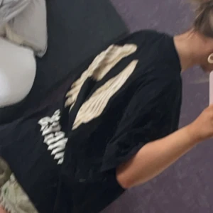 Over sized t-shirt  - Jätte snygg over sized t-shirt som tyvärr aldrig kommer till användning. Vet tyvärr inte exakt var jag köpte den men har inprincip aldrig används. 💕