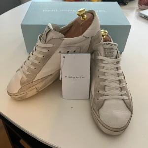 Phillipe model skor! - Skorna är sparsamt använda och har Max använt dom i någon månad köpt dom hos kicksnstuff skorna är i väldigt bra skick som ni ser på bilderna och skorna har inga skador storlek 42 passar 42-43 box och orginaltags ingår!